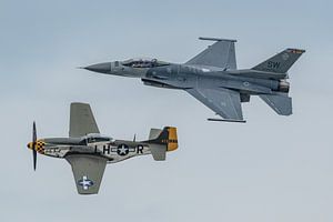 P-51 Mustang en F-16C Fighting Falcon. van Jaap van den Berg