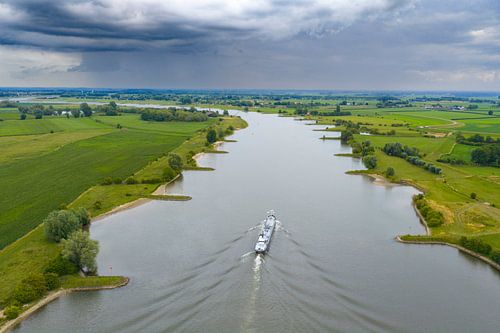 Bateau sur la rivière Lek avec des nuages de pluie au-dessus