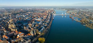 Kampen Stadtansicht am Fluss IJssel während eines kalten Wintersonnenaufgangs