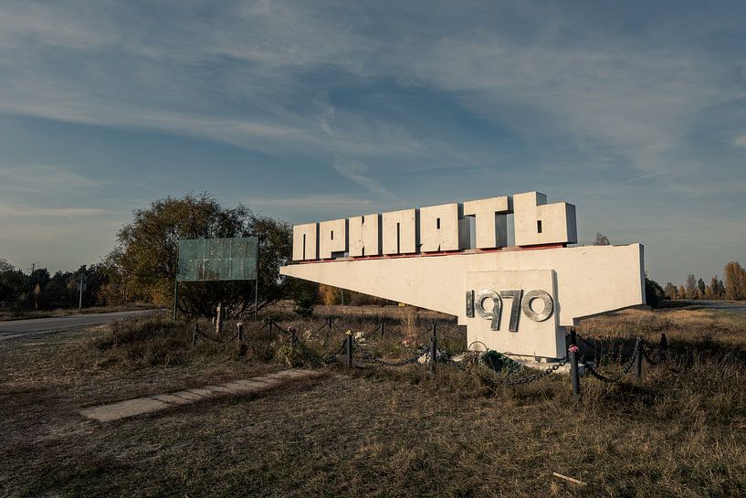 Plaatsnaambord van Prypyat bij Tsjernobyl in Oekraïne in de herfst van Robert Ruidl