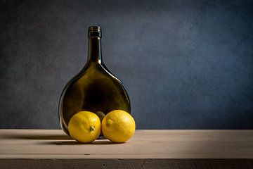 Stilleven met citroenen en een fles van John van de Gazelle