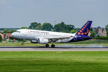 Landing van een Brussels Airlines Airbus A319-100. van Jaap van den Berg