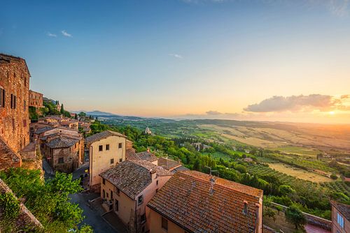 Panoramisch uitzicht op het dorp Montepulciano bij zonsondergang. Toscane