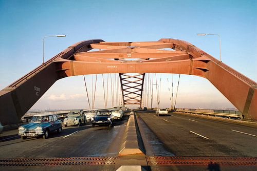 Pont de Brienenoord avec voitures Citroën 1966