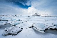 Ijsschotsen meer Fjallsarlon. Besneeuwd. van Danny Leij thumbnail