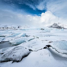 Eisschollensee Fjallsarlon. Schneeig. von Danny Leij