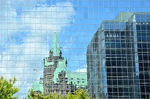 Reflet dans les fenêtres du bureau de Toronto sur Karel Frielink