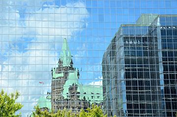 Spiegeling in ramen kantoor Toronto van Karel Frielink