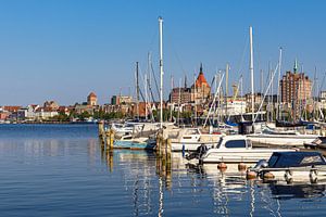 Blick über die Warnow auf die Hansestadt Rostock