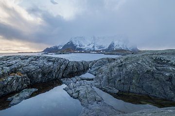 Bergen vanuit een eenzame rots van Shaun Kingston