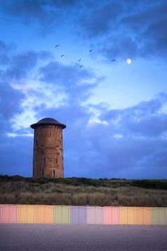 Maan boven watertoren Domburg van Thom Brouwer