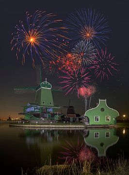 Windmühle De Gekroonde Poelenburg am Ufer der Zaan bei Flutlicht und Feuerwerk, Zaandam, Nordholland von Rene van der Meer