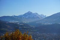 Uitzicht op Innsbruck en de Serles in de herfst (Tirol, Oostenrijk)