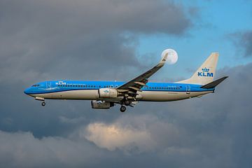 KLM Boeing 737-900 passagiersvliegtuig. van Jaap van den Berg