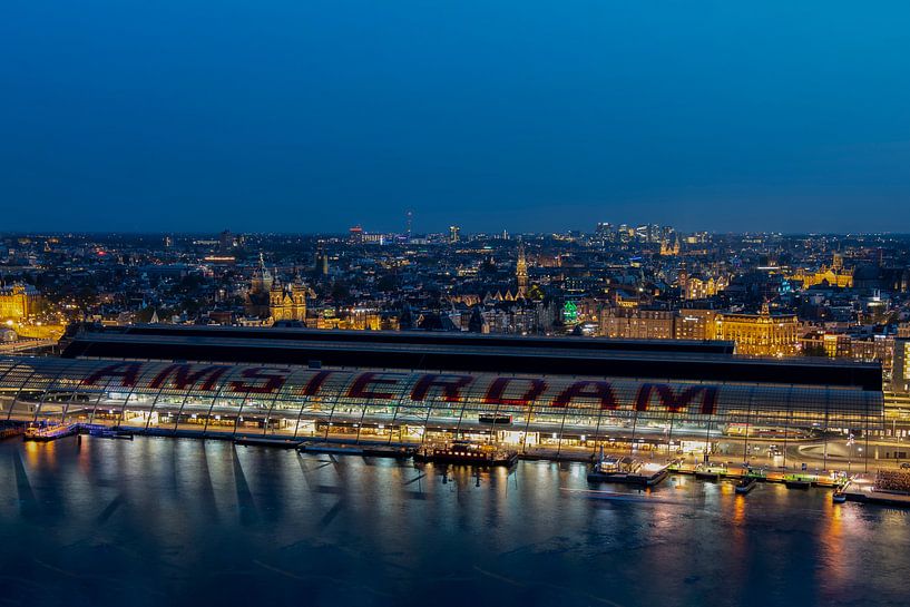 Blue hour in Amsterdam van Peter Bartelings