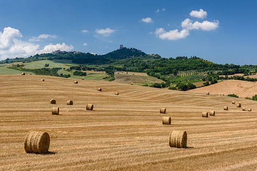 Toscaanse hooibalen op uitgestrekt veld