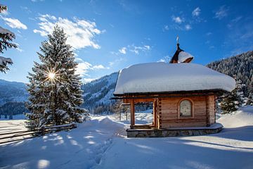 Die Kapelle auf der winterlichen Gnadenalm von Christa Kramer