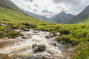 Schotse glen met waterval