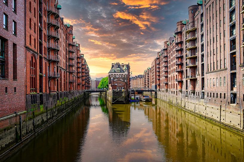 Vue du château de Hambourg dans le quartier des entrepôts. par Andreas Völkel