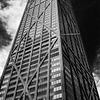 Façade en verre et acier du John Hancock Center à Chicago USA en noir et blanc sur Dieter Walther