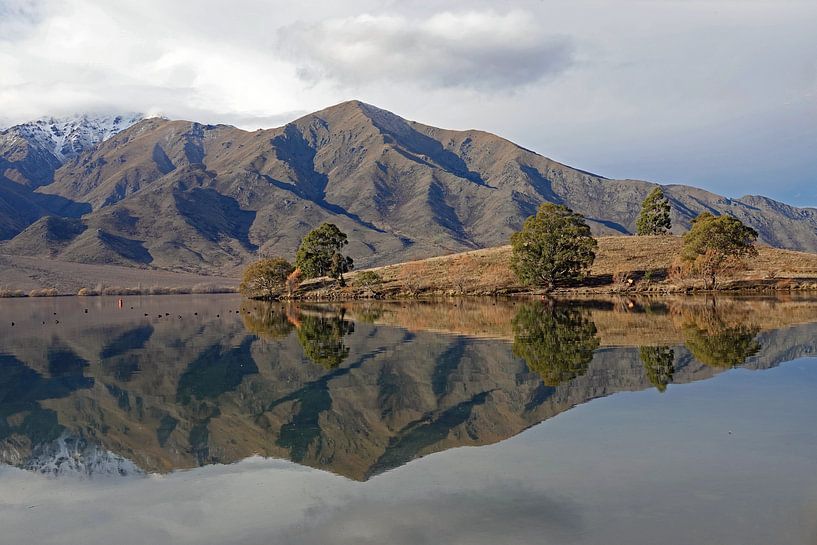 Lake Benmore spiegelsee im Neuseeland von Aagje de Jong