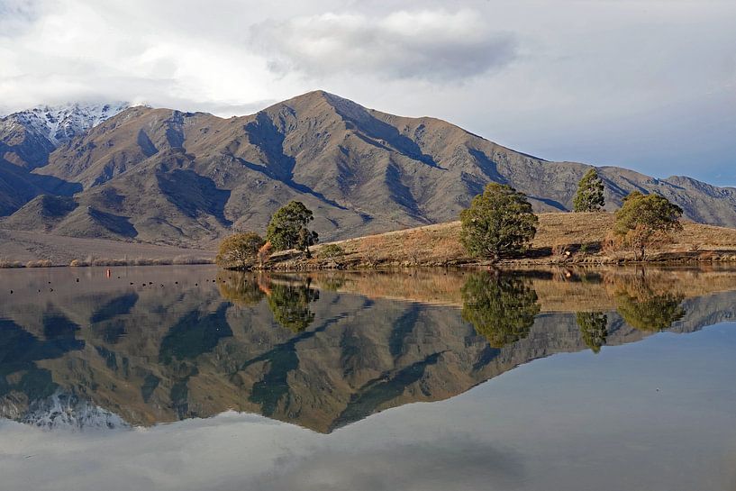 Spiegelmeer Lake Benmore in Nieuw Zeeland van Aagje de Jong