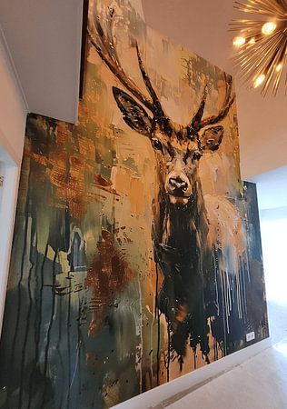 Peinture abstraite de cerfs avec des tons verts et dorés