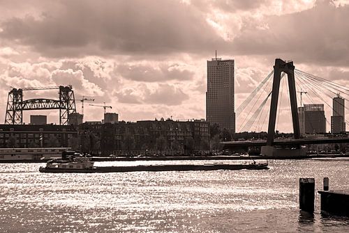 Inland navigation on the Nieuwe Maas near the Willemsbrug