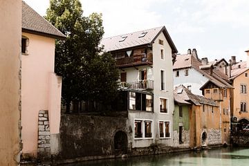 Pastel colored houses in the town of Annecy city, France | Fine art travel photography by Linn Fotografie