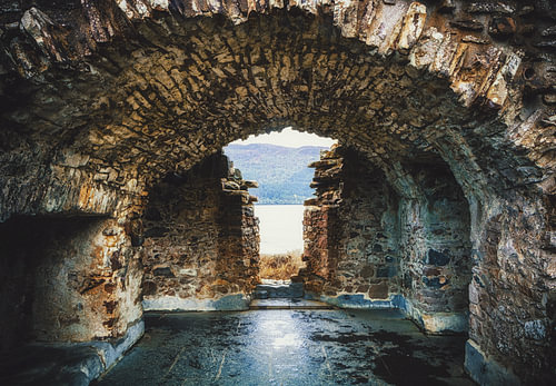 Urquhart Castle in Schotland. Catacomben ruïne bij de verdedigingsmuur.