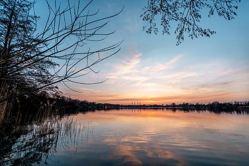 herfst zonsondergang aan het meer