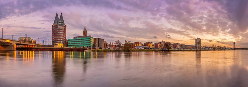 Skyline Roermond bij zonsondergang I van Teun Ruijters