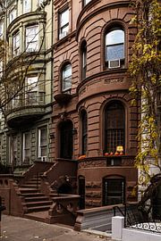 New York: Upper West Side brownstone houses with pumpkins by Shaquille Maarschalkerweerd