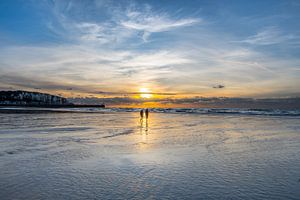 Wandelend op t strand van Mers Les Bains, Picardie, Frankrijk