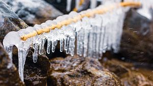 Ijspegels op een koude winterdag van JWB Fotografie