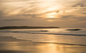 Sonnenuntergangsimpression (Sonnenuntergang an der Opalküste in Frankreich) von Birgitte Bergman