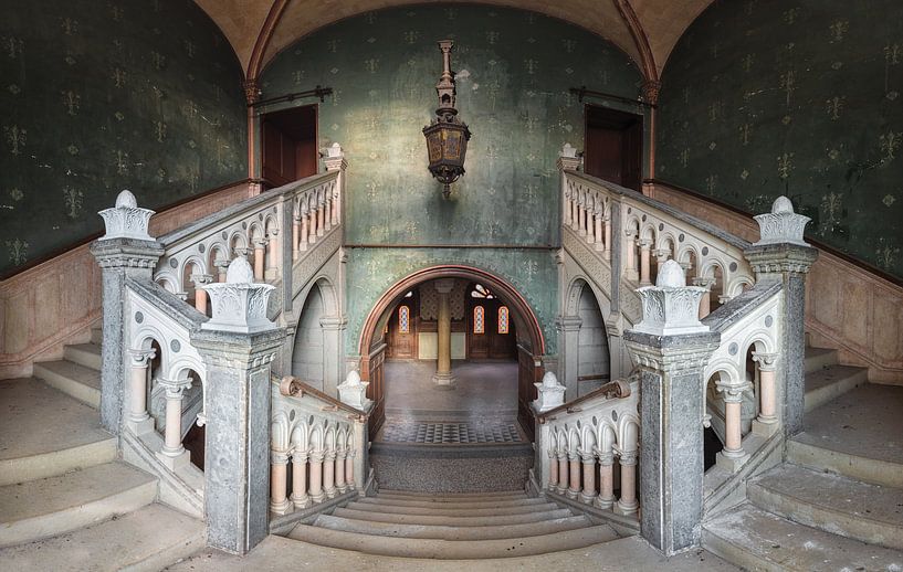 Treppenhaus in verlassenem Chateau von PixelDynamik