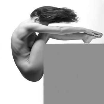 Akt auf einem Würfel