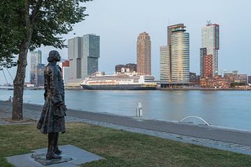 Het cruiseschip MS Rotterdam voor de laatste keer aan de Cruise Port in Rotterdam