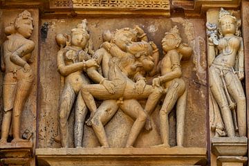 De tempelreliëfs van Khajuraho in Madhya Pradesh India van Roland Brack