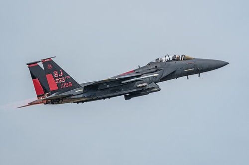 Décollage du Boeing F-15E Strike Eagle de l'armée de l'air américaine.