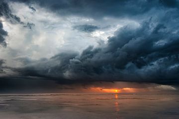 Na de storm - stormwolken over strand en zee van Dirk Wüstenhagen