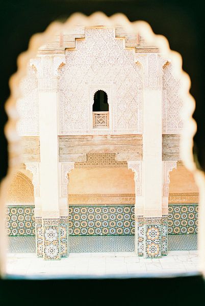Doorkijk in een oud paleis in Marrakech met kleurrijke tegels en details van Anouschka Rokebrand Photography LLC