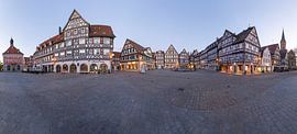 Schorndorfer Marktplatz mit Stadtkirche, Rathaus und historischen Fachwerkhäusern zur Blauen Stunde. von Jiri Viehmann