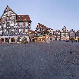 Schorndorfer Marktplatz mit Stadtkirche, Rathaus und historischen Fachwerkhäusern zur Blauen Stunde. von Jiri Viehmann