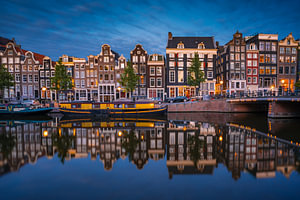 Singel Amsterdam in het blauwe uur
