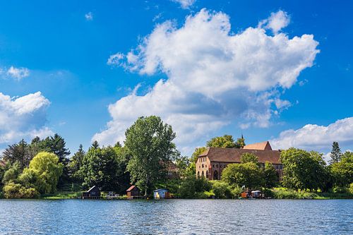 Blick auf die Stadt Zarrentin am Schaalsee mit Kloster und Boots