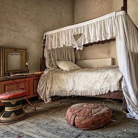 lit à baldaquin dans un vieux château abandonné en France sur Tilly Meijer