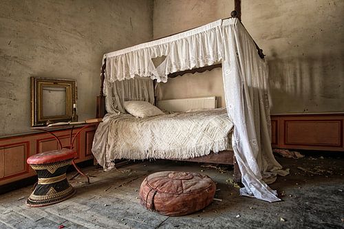 lit à baldaquin dans un vieux château abandonné en France sur Tilly Meijer