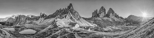 Panorama de montagne des Dolomites près des Trois Cimets en noir et blanc